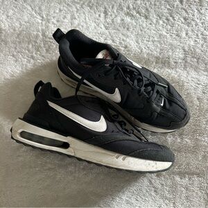 Nike Women’s Air Max Dawn Black and White Sneakers size 8
